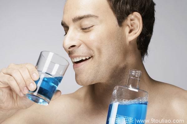 使用漱口水是有一定的作用的，可以缓解尴尬，清洁口腔