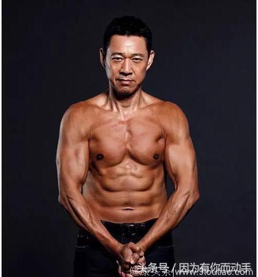 61岁的张丰毅看上就真的很健壮，在他身上根本没有61岁的象征！宝刀不老！
