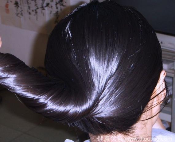 女人洗头时头发一抓一大把？教你一个“土方法”，头发浓密乌黑有发亮