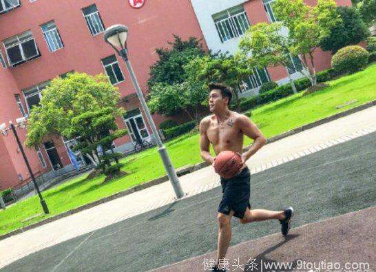 陈伟霆赤膊打篮球，八块腹肌一身腱子肉，双击放大你看到了啥？