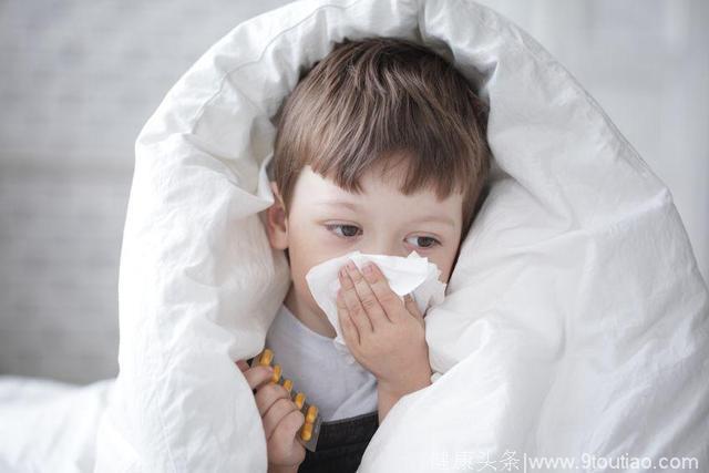 夏天孩子感冒，病情不重可以先用热水泡脚发发汗，觉得加点藿香正气水