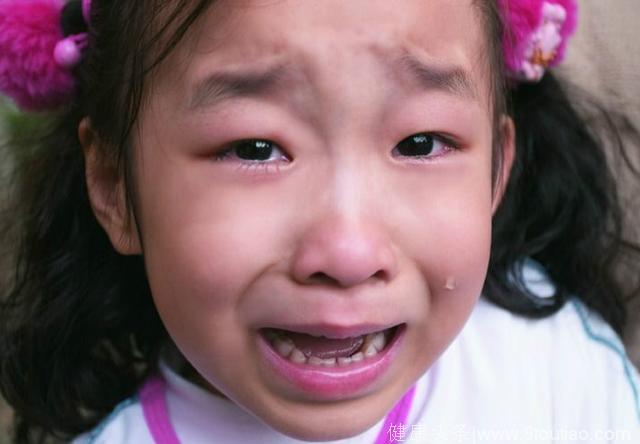 因为一次家庭作业，二年级的小女孩自卑的哭了，孩子的自卑，谁来拯救
