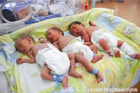 不孕产妇如愿怀上三胞胎，当孩子出生那一刻，在场医生都惊讶了