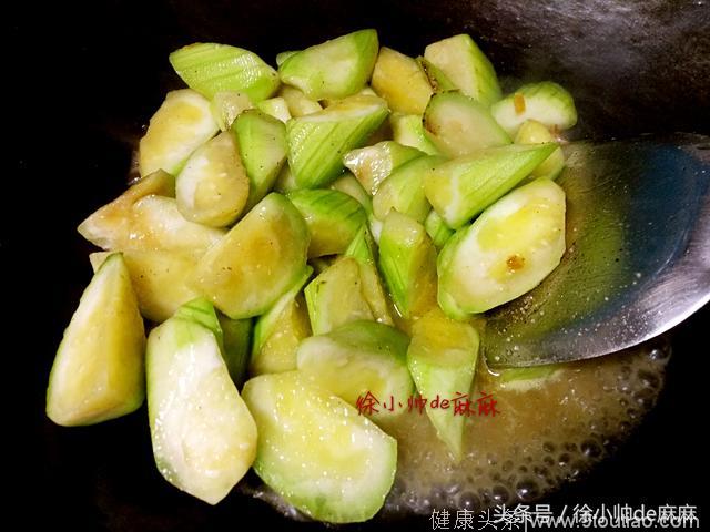 这才是丝瓜最经典的吃法，不仅做法简单，而且营养翻倍！