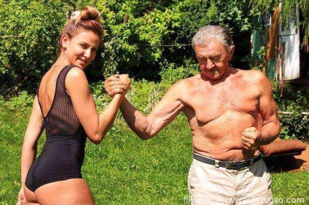 80高龄的爷爷为抗癌坚持锻炼，带领孙女成为健身模特
