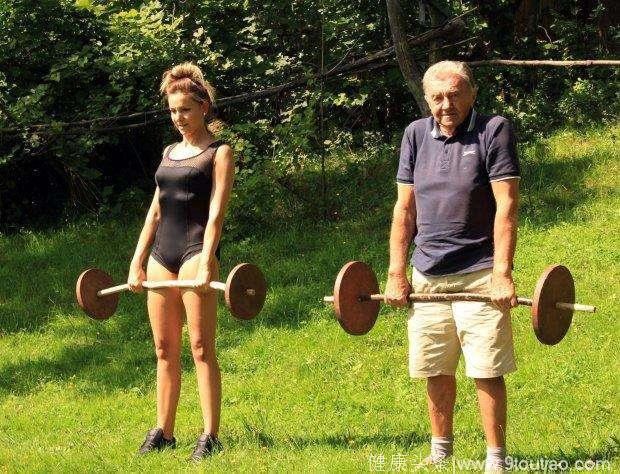 80高龄的爷爷为抗癌坚持锻炼，带领孙女成为健身模特