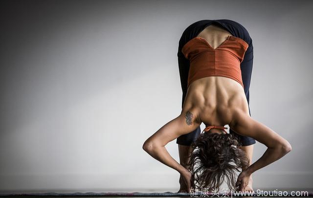 一个技巧让你瑜伽前屈效果加倍 深度拉伸腿后侧肌群
