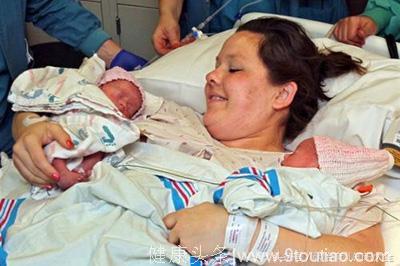 26岁年轻产妇生下双胞男宝，婆家人竟拒认并无情撵走，宝妈痛苦想割腕