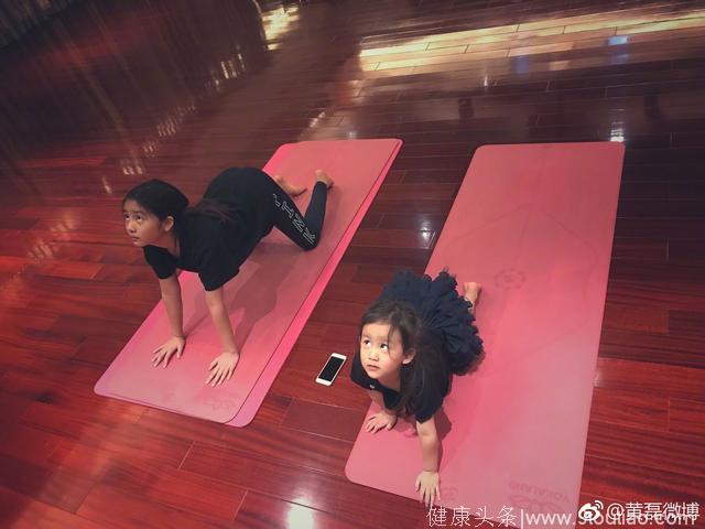 黄磊晒多多和妹妹练瑜伽，灵气的妹妹学得有模有样！