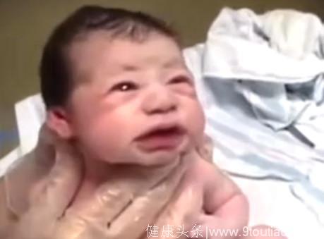 刚生下来的宝宝就笑个不停 护士都被惊讶到了 真不可思议