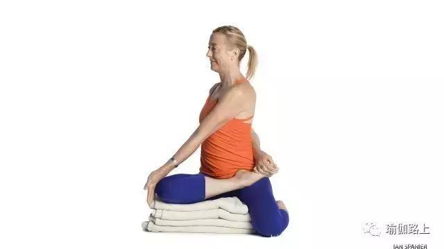 一个瑜伽动作，打开髋部，放松脊柱，滋养背部神经！