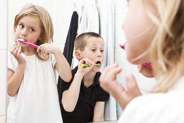 口臭如何通过刷牙来消除？