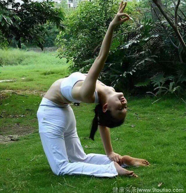 美女公园里练习运动秀身姿 瑜伽已经是一种生活方式