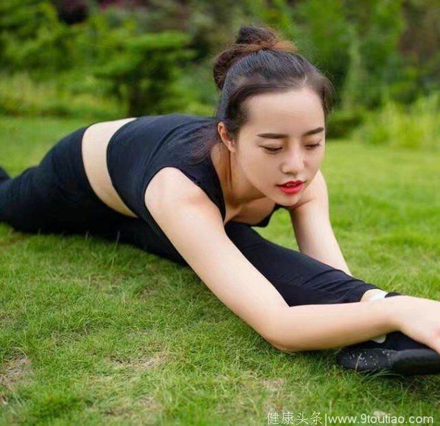 美女公园里练习运动秀身姿 瑜伽已经是一种生活方式