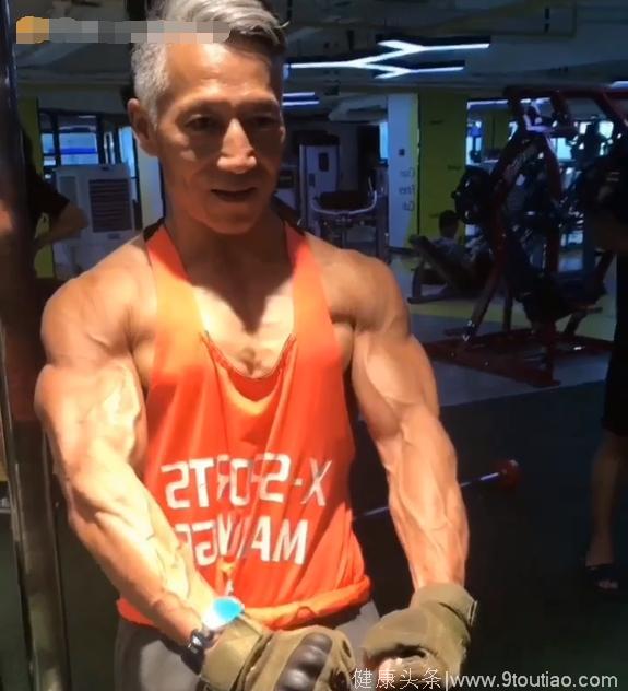 60岁的模样30岁的身体，国内老年健身网红，演绎硬汉肌肉！