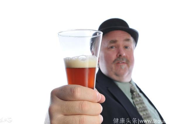 很多人认为喝酒会脸红的人代谢比较好 肿瘤医生：其实是健康警讯