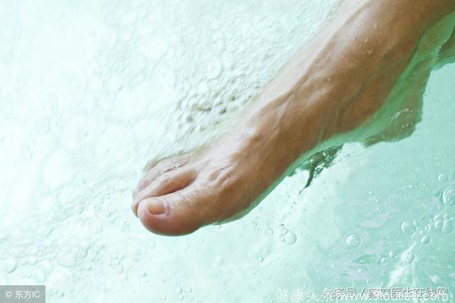 泡热水脚时，往水里加入这3样东西，轻松逼出体内湿气