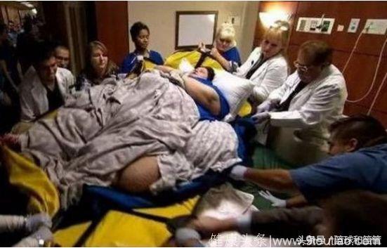 500斤重女子怀孕，十人才将其抬上病床