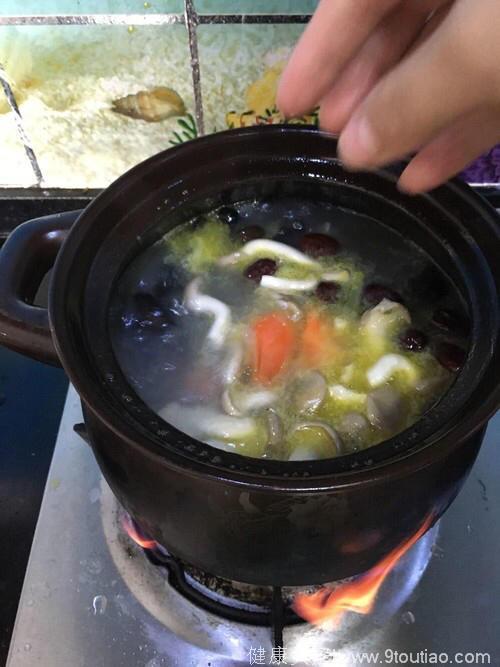 猪蹄菌菇汤，既养生又好喝！