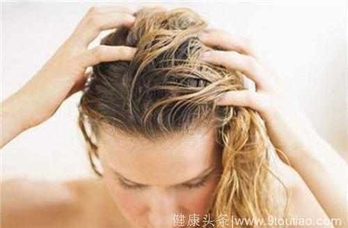 经常用这种洗发水的注意了，会一步步的蚕食头皮致头发油脱发