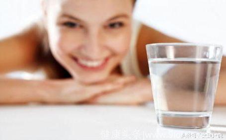 喝水是最简单的养生法 喝水有哪些好处 喝水的正确姿势