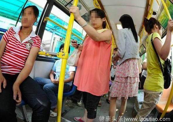 怀孕6个月的妈妈坐公交车 车上所有的人没人让座 发生尴尬一幕
