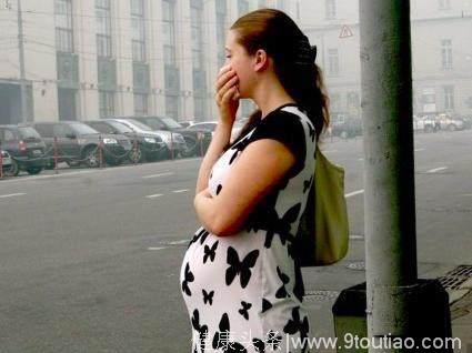 怀孕6个月的妈妈坐公交车 车上所有的人没人让座 发生尴尬一幕