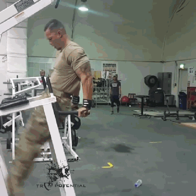 一位美国当兵教官“踢馆”健身房，视频意外爆红网络！