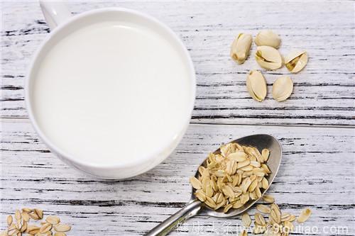 牛奶和什么食物最搭配？每天一杯牛奶对人体的好处 牛奶最佳搭配