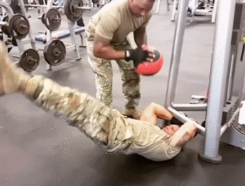 美国最壮大兵健身训练动作，你能完成一个算我输