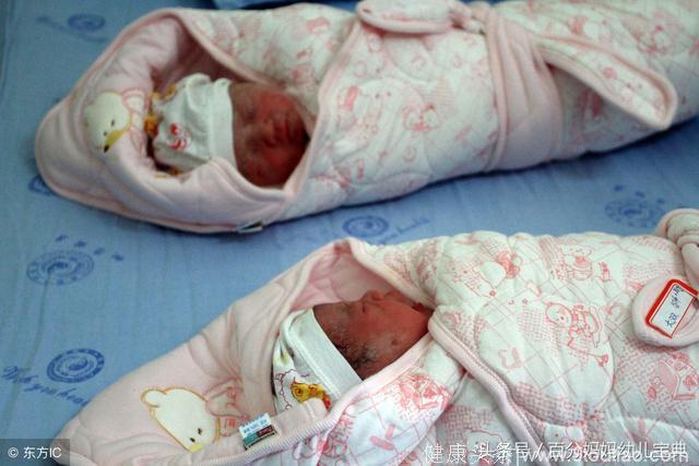 孕妈产下双胞胎女婴，8天后才次推进医院，宝爸泪流满面道歉！