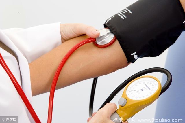 医生警告：身体出现5种症状，暗示高血压病情加重，小心并发症！