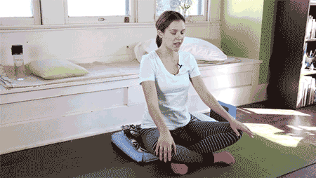 8式瑜伽缓解痛经：子宫好，女人不老！