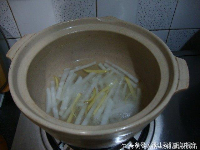 半块萝卜半块姜，一起放锅里煮水，咳嗽、感冒立断根！百试百灵