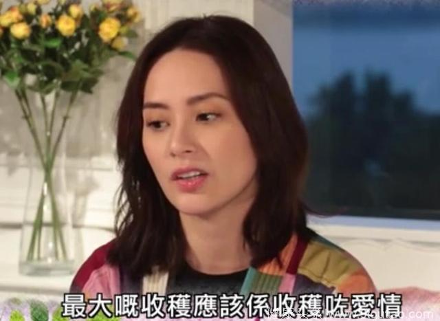 甜齁！阿娇被未婚夫搂着睡 竟嫌对方胸肌太硬  又撒了一把狗粮