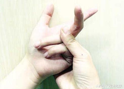 手指掰得“咔咔”响会得关节炎虽是错误观点，但确是会患这个病！