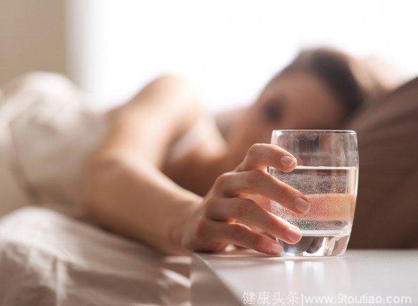 一天中喝水的最佳几个时间段，喝对还能预防血栓，身体更健康