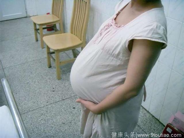 22岁孕妇十月怀胎, 生下面具男宝, 宝爸: 扔掉他