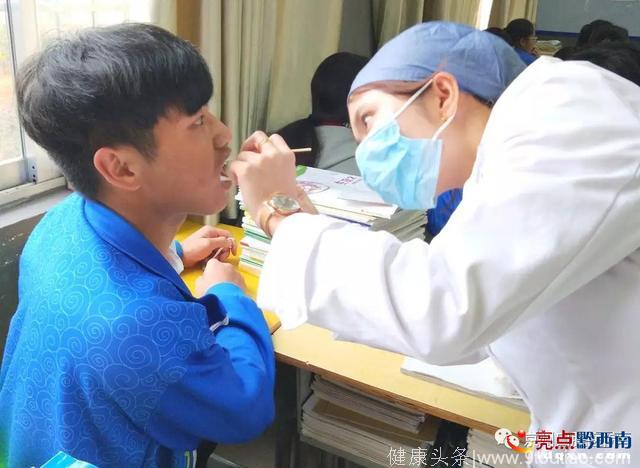 京州口腔医生到兴义第二中学讲解口腔保健知识受欢迎