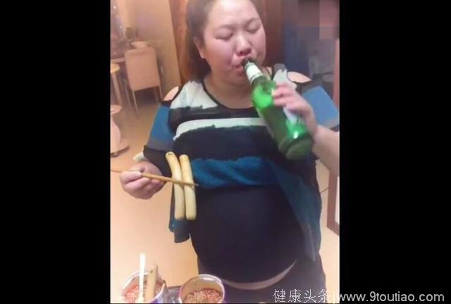 孕妇怀孕9个月，喝啤酒吃方便面，网友：没资格当妈