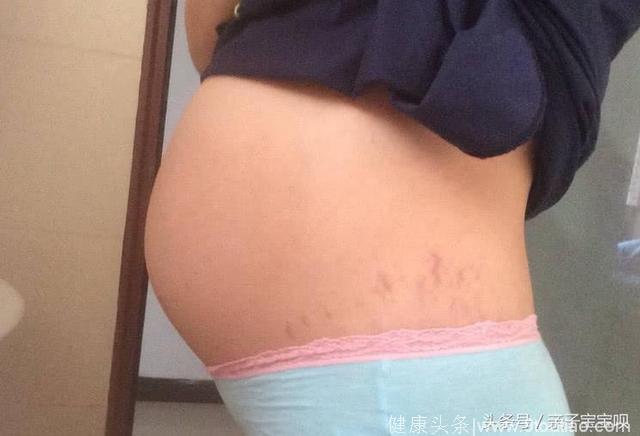 怀孕六个月突然流产，婆婆后悔不已，孕妇跪地痛哭：还我双胞胎！