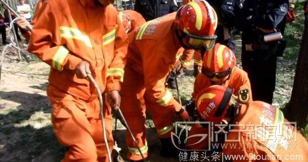 12岁儿童坠入田间机井 消防官兵紧急救援
