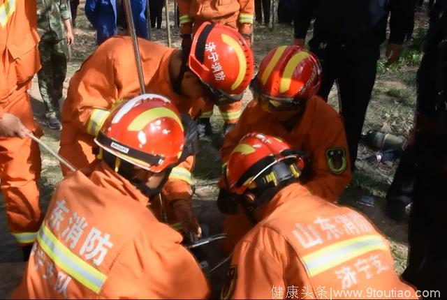 济宁12岁儿童坠入12米深井 消防紧急救援