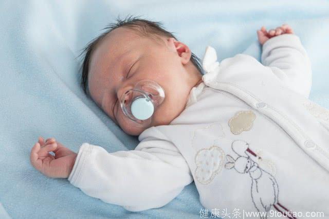 宝宝睡觉老是出很多汗，妈妈们要注意了，这也许是疾病的征兆