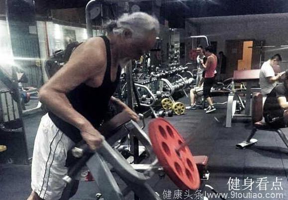 那些年过70岁，依然活跃在健身房的老人，这才是最好的氮泵！