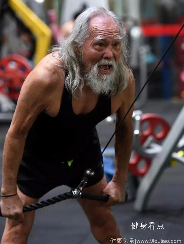 那些年过70岁，依然活跃在健身房的老人，这才是最好的氮泵！