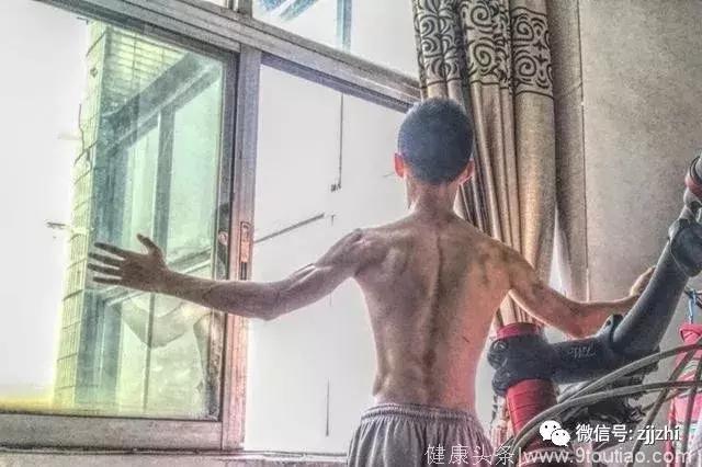 13岁男孩已经健身3年，拥有一身肌肉，却从未去过健身房