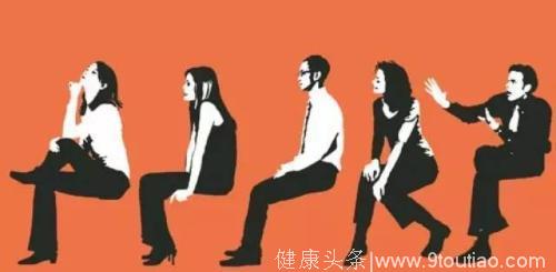 心理学家：这5种坐姿暴露了你的性格！