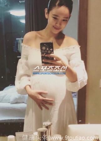 韩女星未婚怀孕挺6个月大肚幸福笑了