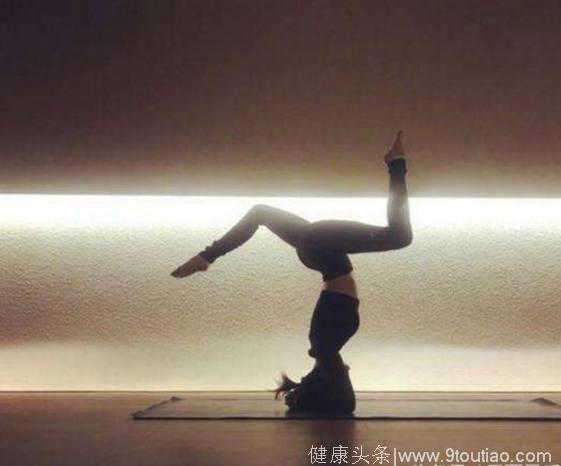 刘涛展现最优美的瑜伽体型，腹肌马甲线很吸睛